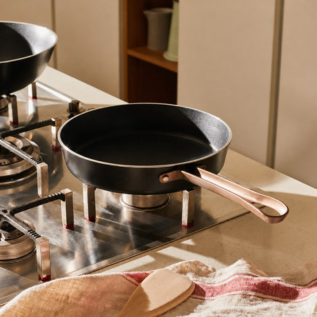 Padella Alessi Edo 24 cm con Manico Lungo – Padella in Acciaio Design Elegante